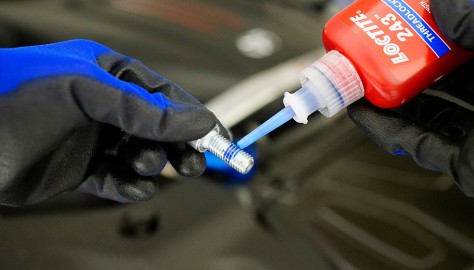 拧螺丝用到胶水时的事儿把我给看迷了...